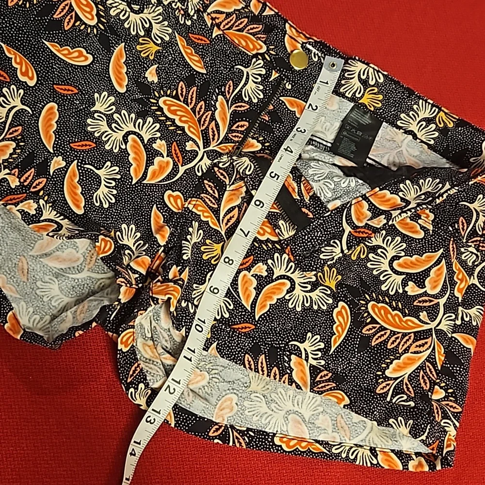H and M floral leaf graphic print shorts size 12 faux cuff hem - Picture 6 of 8